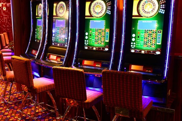 Live Dadu Online dealer rolling three dice in studio on kamus togel